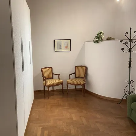 Coach 8 Apartment Florence