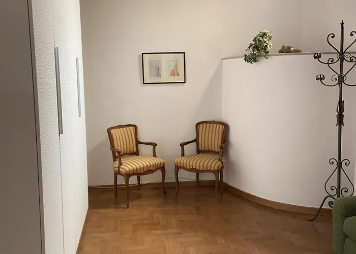 Coach 8 Apartment Florence